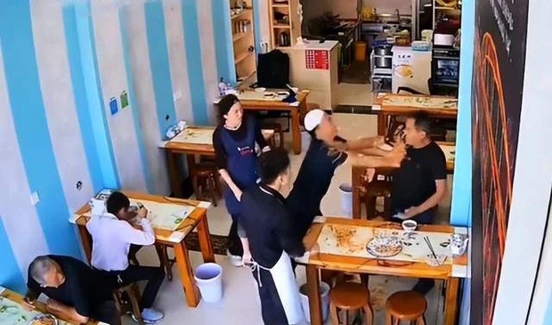 Nam thực khách bị chủ quán ném dĩa mì vào mặt, CĐM vội ném đá nhưng lặng người khi biết sự thật - Hình 4