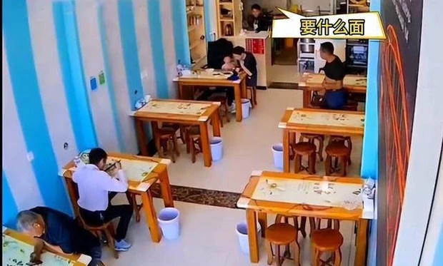 Nam thực khách bị chủ quán ném dĩa mì vào mặt, CĐM vội ném đá nhưng lặng người khi biết sự thật - Hình 5