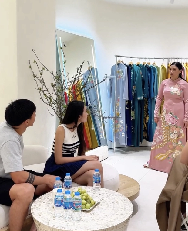 Doãn Hải My đích thân đưa mẹ chồng đến một nơi, thế này mới thấy quan hệ đôi bên tốt đẹp cỡ nào - Hình 1