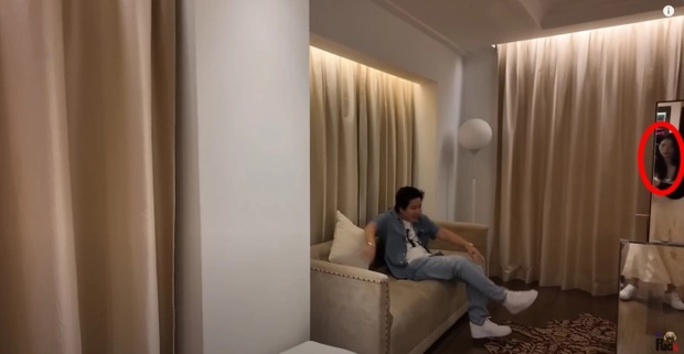 Khoa Pug để lộ cô gái lạ trong phòng riêng, nhan sắc xinh như hotgirl, dân mạng truy lùng danh tính - Hình 2