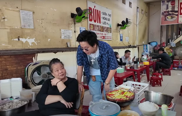 Khoa Pug liều mạng chọc chủ quán bún mắng khét tiếng Hà Nội, nhận kết đắng khi bỏ ngoài tai cảnh báo - Hình 1