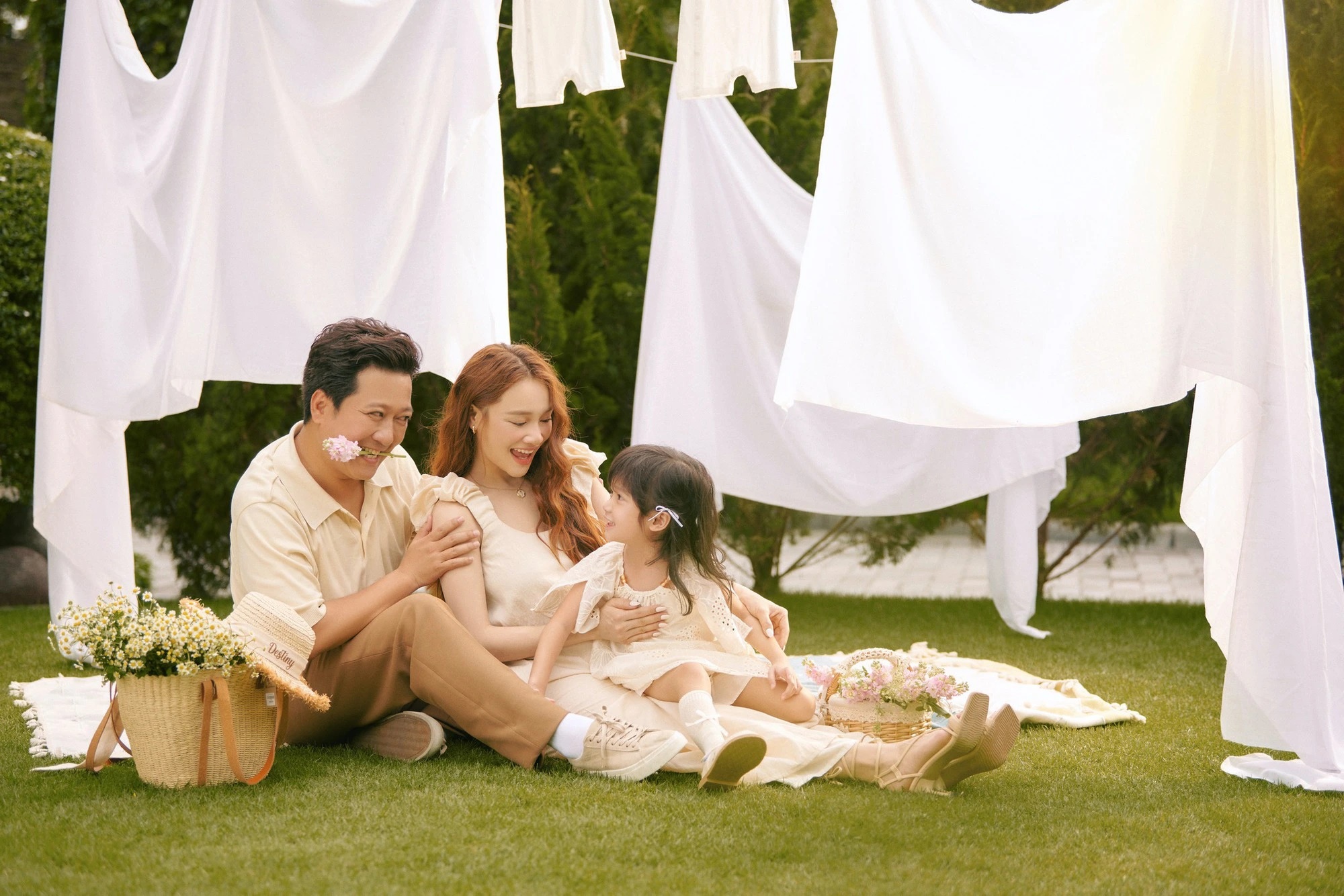 Trường Giang phát hoảng vì con gái gặp sự cố ở nước ngoài, bất lực nhìn con đau mà không làm gì được - Hình 1