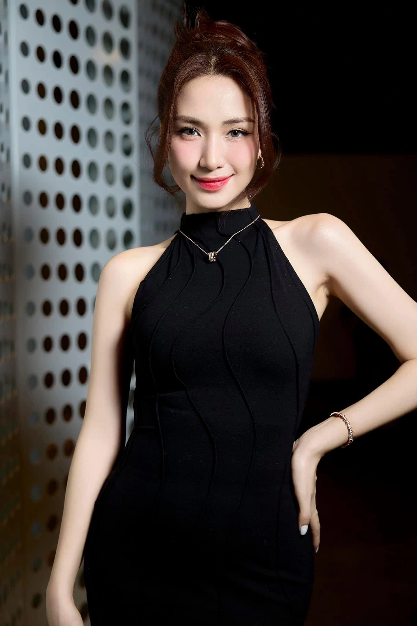 Hòa Minzy lại đại náo đám cưới, cắm cả đùi gà lên đầu hát góp vui khiến 1 nhân vật lên tiếng phốt - Hình 1