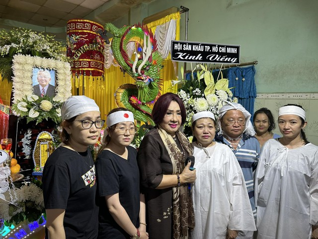 NSND Lệ Thủy tiễn biệt cố nghệ sĩ Văn Hường, nghẹn ngào kể lại kỷ niệm, ai nghe cũng rớt nước mắt - Hình 4