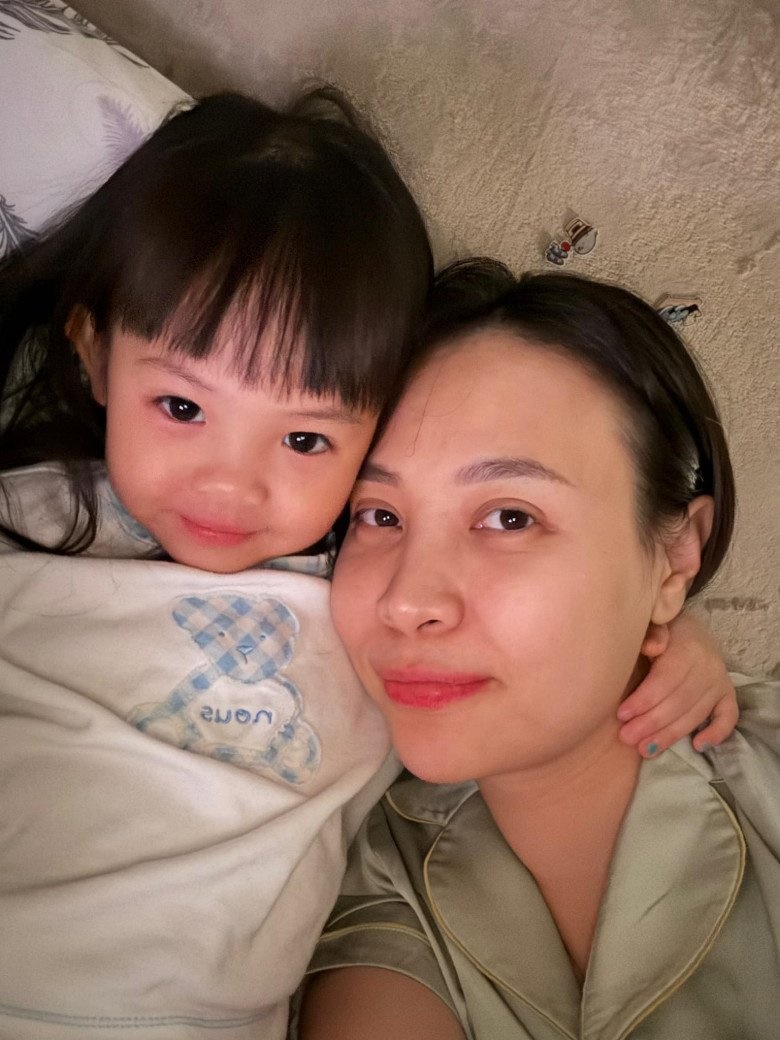Ái nữ Đàm Thu Trang càng lớn càng giống mẹ, gây sốt với 1 hành động khi thấy mẹ mệt mỏi - Hình 1