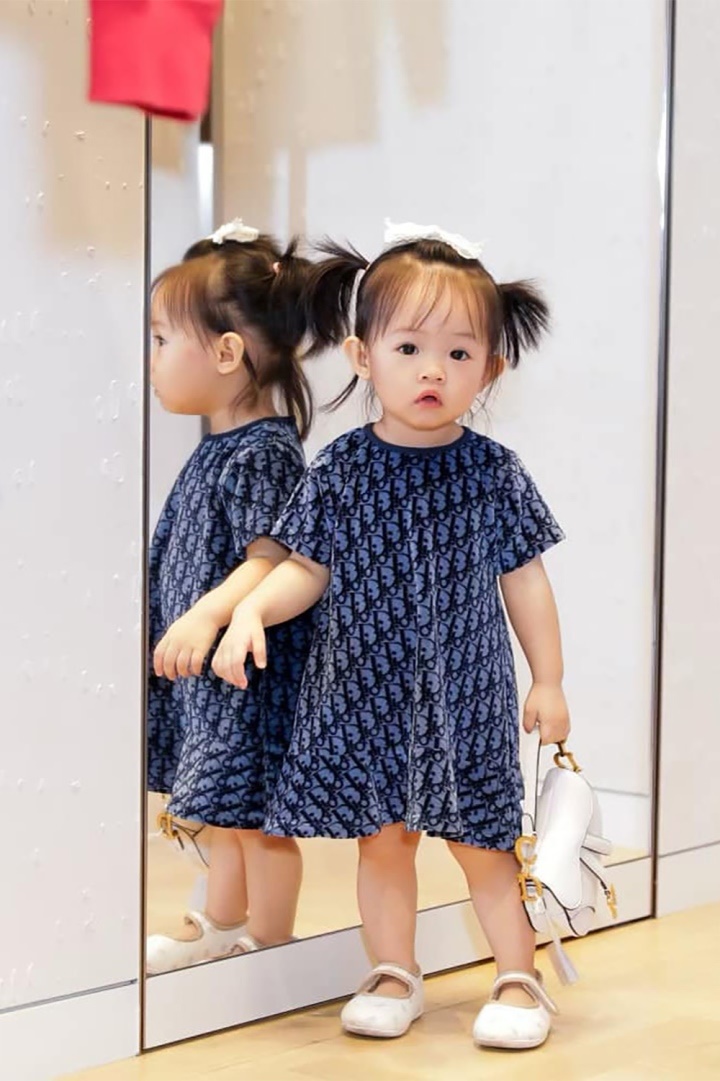 Ái nữ Đàm Thu Trang càng lớn càng giống mẹ, gây sốt với 1 hành động khi thấy mẹ mệt mỏi - Hình 6