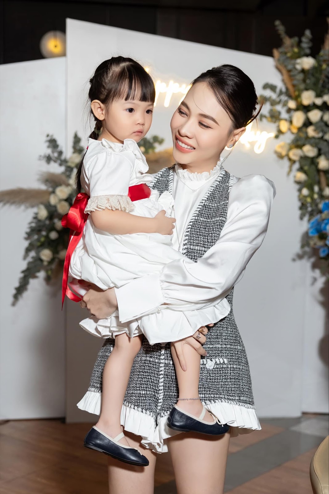 Ái nữ Đàm Thu Trang càng lớn càng giống mẹ, gây sốt với 1 hành động khi thấy mẹ mệt mỏi - Hình 3