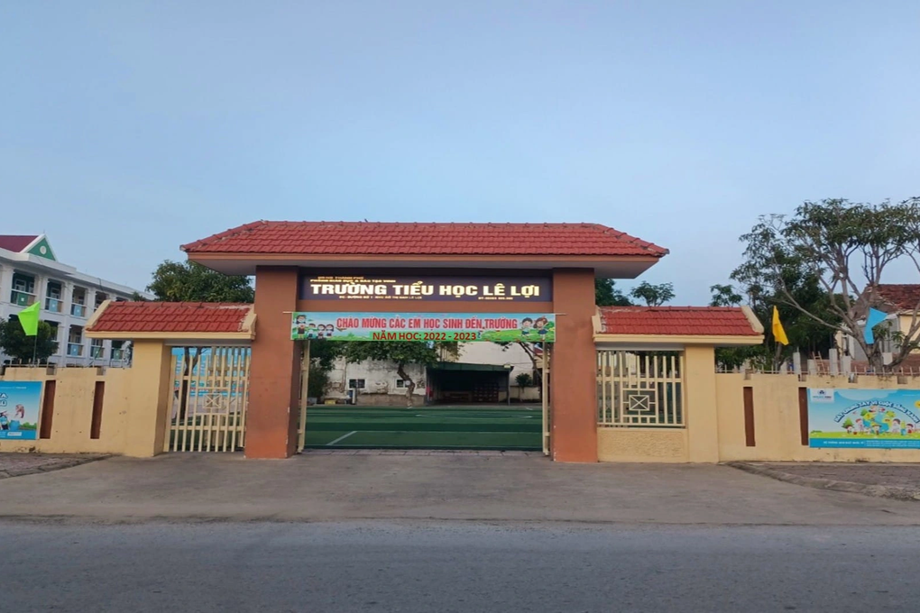 Bé gái lớp 4 nhanh trí vạch trần người phụ nữ nói mẹ nhờ đón - Hình 1