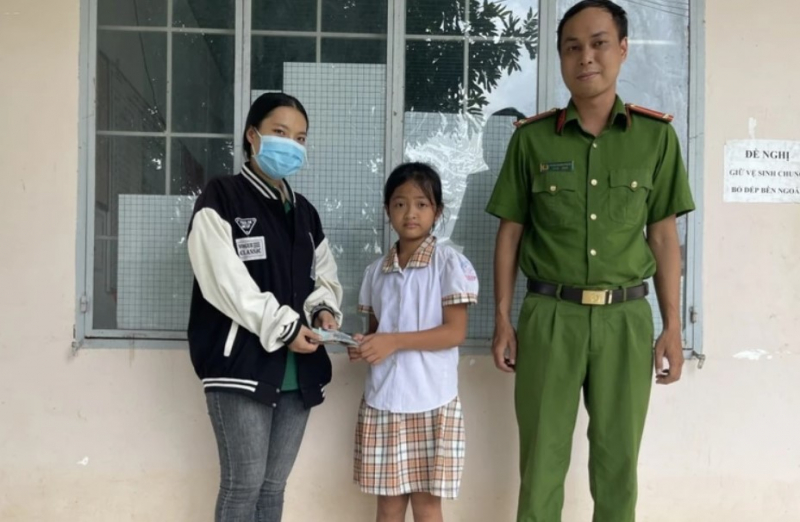 Biểu dương học sinh lớp 3 nhặt được 14 triệu đồng đem giao nộp Công an - Hình 1