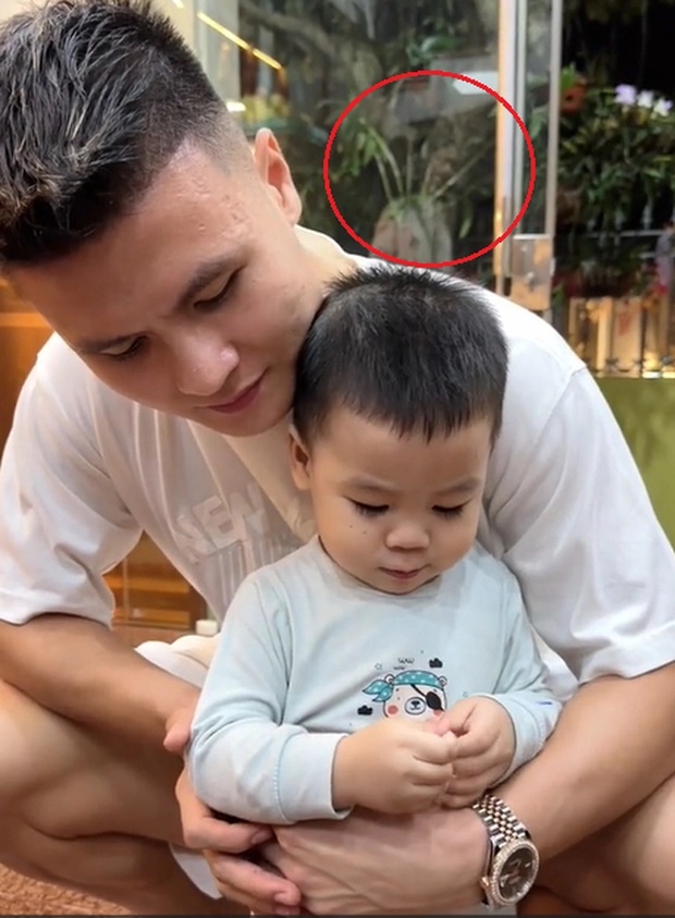 Chu Thanh Huyền cùng Quang Hải về thăm nhà chàng, thoải mái ngồi ở vị trí đặc biệt, còn khoe lên MXH - Hình 1