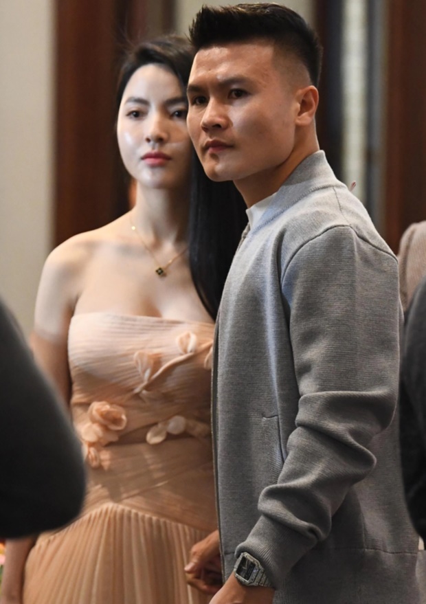 Chu Thanh Huyền cùng Quang Hải về thăm nhà chàng, thoải mái ngồi ở vị trí đặc biệt, còn khoe lên MXH - Hình 4