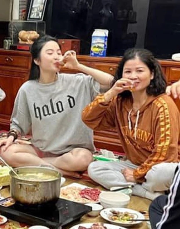 Chu Thanh Huyền cùng Quang Hải về thăm nhà chàng, thoải mái ngồi ở vị trí đặc biệt, còn khoe lên MXH - Hình 7