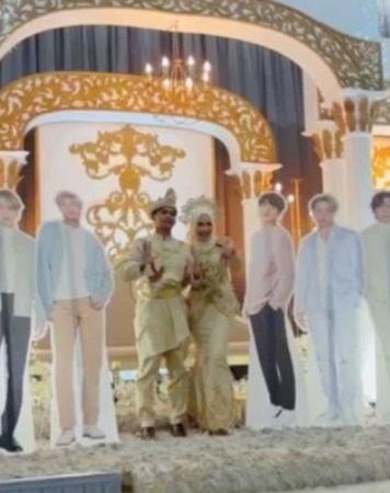 Cô dâu đặt ảnh 7 chàng trai nhóm nhạc BTS khắp sân khấu đám cưới, chú rể có phản ứng bất ngờ - Hình 1