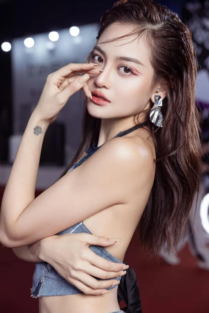 Đời thực sexy của mỹ nhân sắp gây sóng gió trong Chúng ta của 8 năm sau - Hình 11