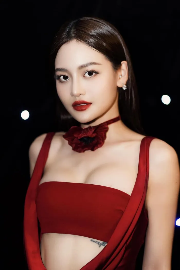 Đời thực sexy của mỹ nhân sắp gây sóng gió trong Chúng ta của 8 năm sau - Hình 10