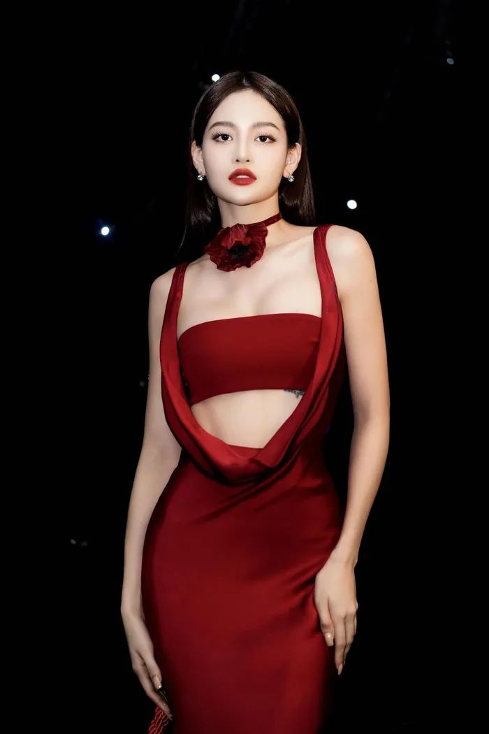 Đời thực sexy của mỹ nhân sắp gây sóng gió trong Chúng ta của 8 năm sau - Hình 9