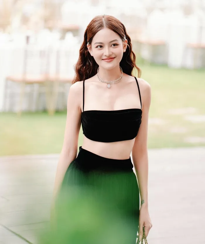Đời thực sexy của mỹ nhân sắp gây sóng gió trong Chúng ta của 8 năm sau - Hình 13