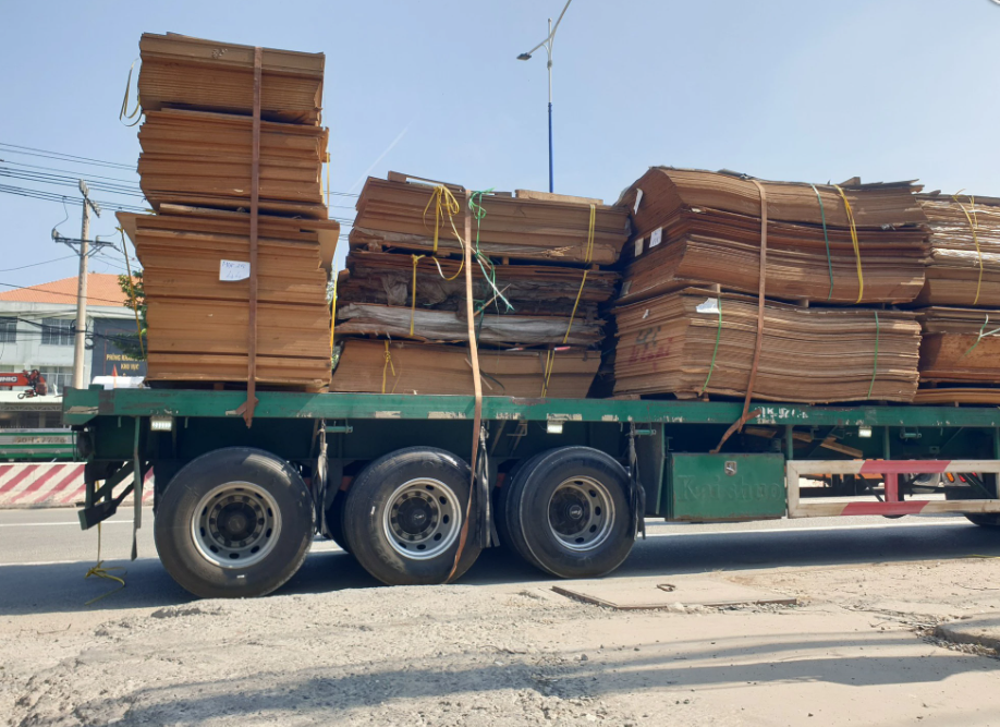 Hàng chục tấm ván ép đứt dây rơi xuống, đè trúng người đi xe máy ở Bình Dương - Hình 2