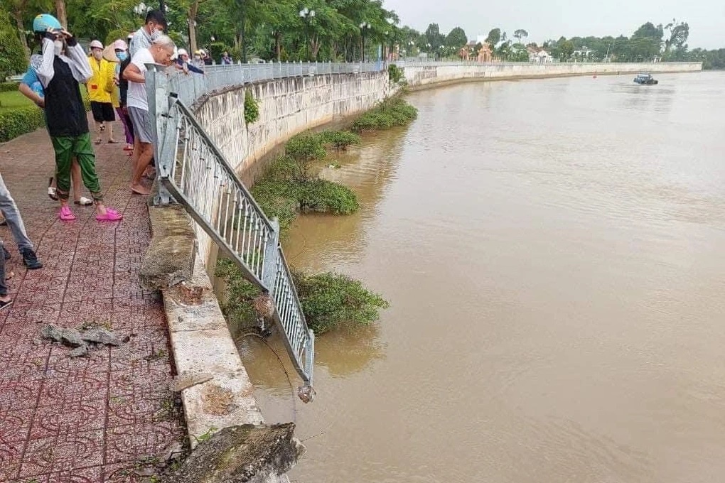 Hàng chục tấm ván ép đứt dây rơi xuống, đè trúng người đi xe máy ở Bình Dương - Hình 6