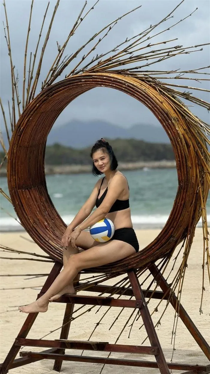 Hoa khôi bóng chuyền Kim Huệ U40 khiêm tốn nhận xập xệ, diện bikini chơi bóng lấp ló hình xăm vị trí hiểm - Hình 2