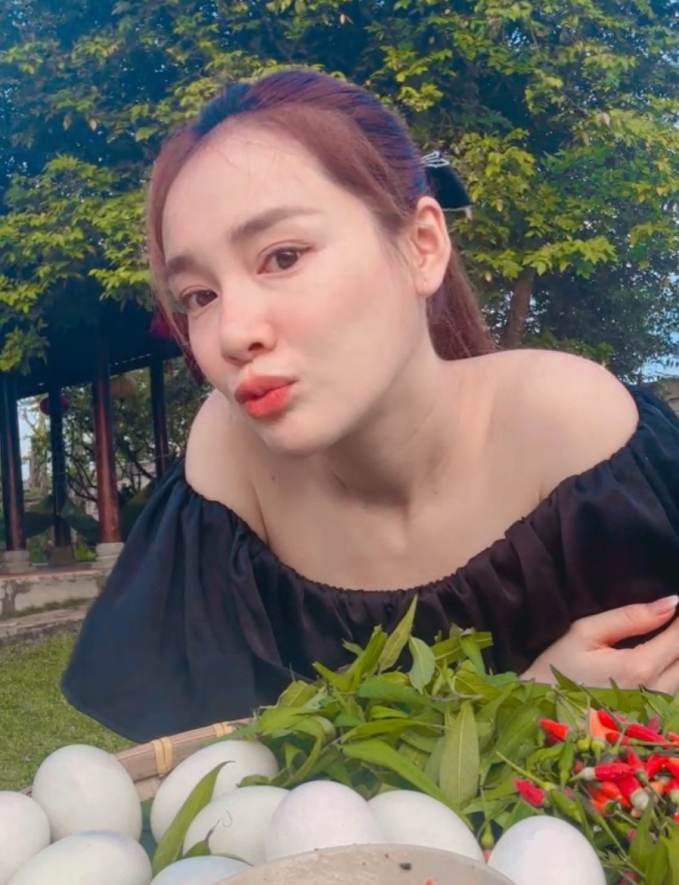 Nhã Phương khoe nhan sắc qua cam thường, vóc dáng mẹ bỉm sau 2 tháng sinh nở gây chú ý - Hình 1