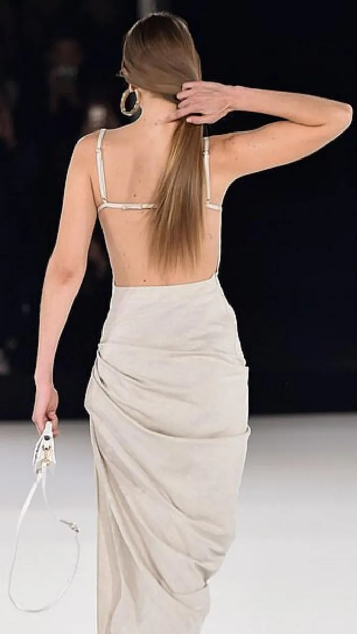 Những mẫu váy hở lưng đẹp kinh điển làm nên định nghĩa sexy không phô phang - Hình 15
