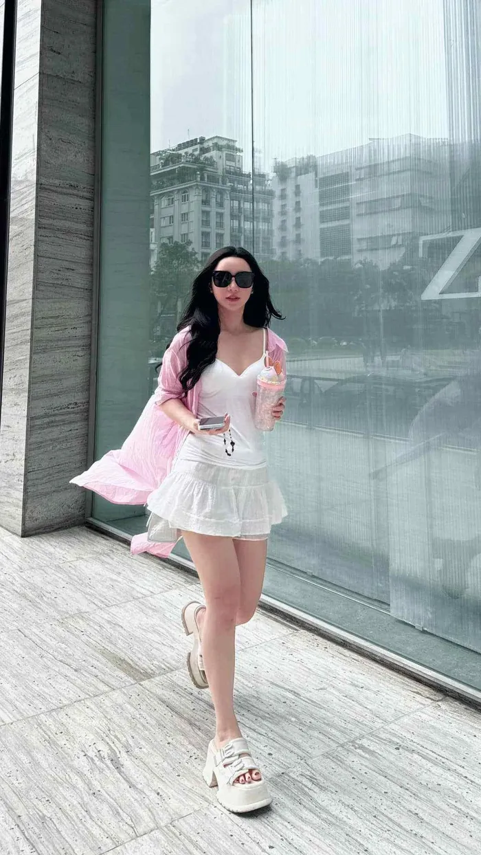 Quỳnh Kool mê váy ôm khoe chân trắng như bông bưởi, fan thả tim không ngớt - Hình 6