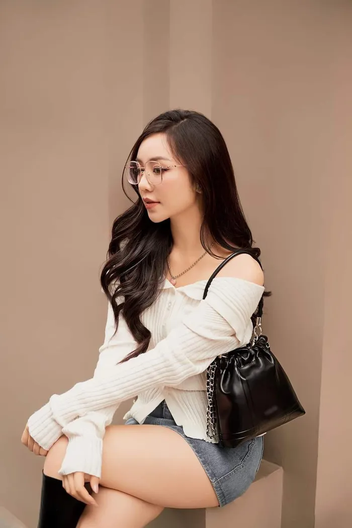Quỳnh Kool mê váy ôm khoe chân trắng như bông bưởi, fan thả tim không ngớt - Hình 4