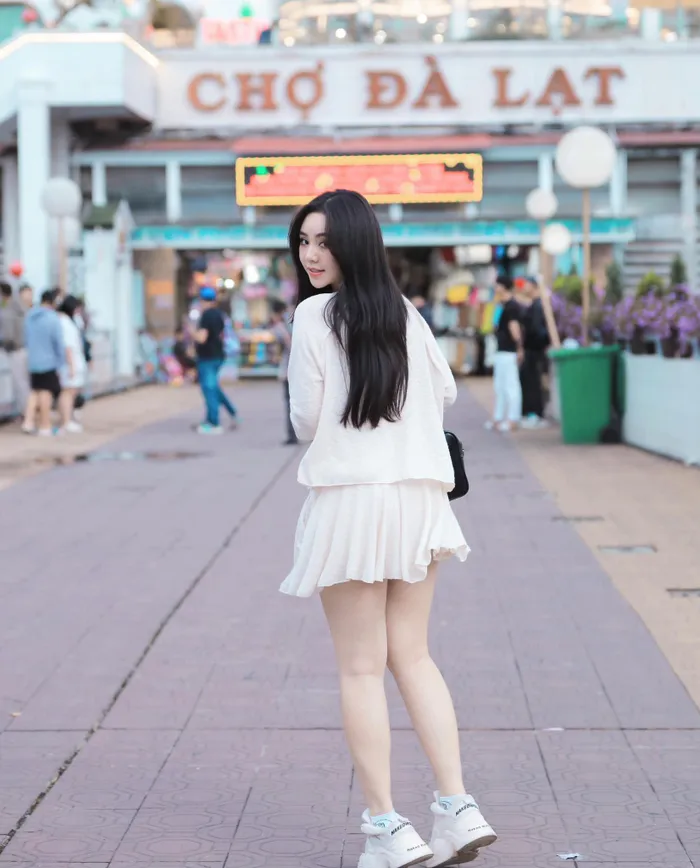 Quỳnh Kool mê váy ôm khoe chân trắng như bông bưởi, fan thả tim không ngớt - Hình 5