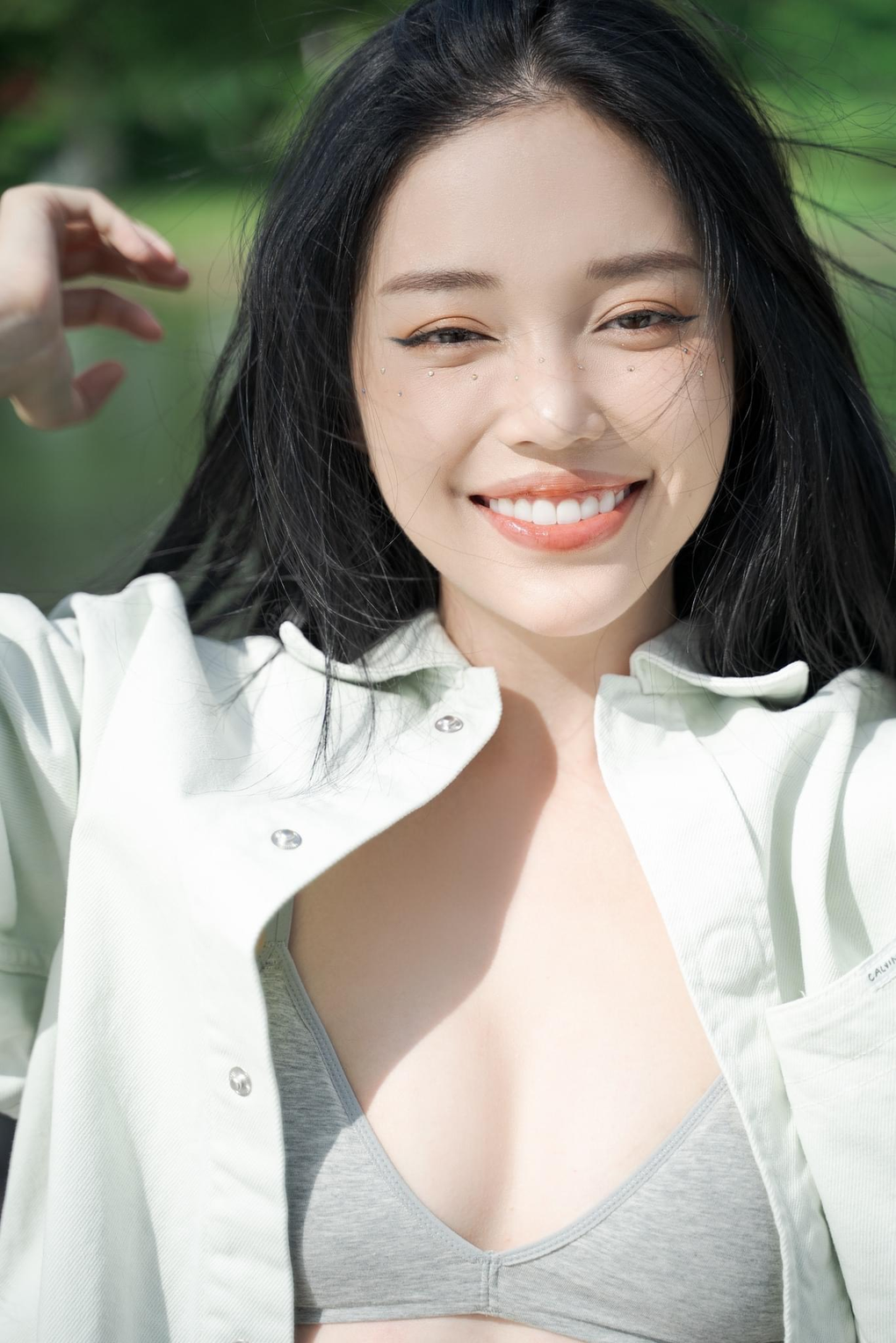 Linh Ngọc Đàm lộ ảnh như đám cưới tại biển, chồng cực phẩm, vừa đẹp trai vừa chiều bạn gái hết mực - Hình 10