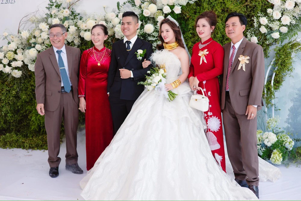 Cô dâu Bình Phước cổ đeo 25 cây vàng, nhảy sập sàn trong đám cưới cùng mẹ và bà ngoại xì-tin - Hình 4