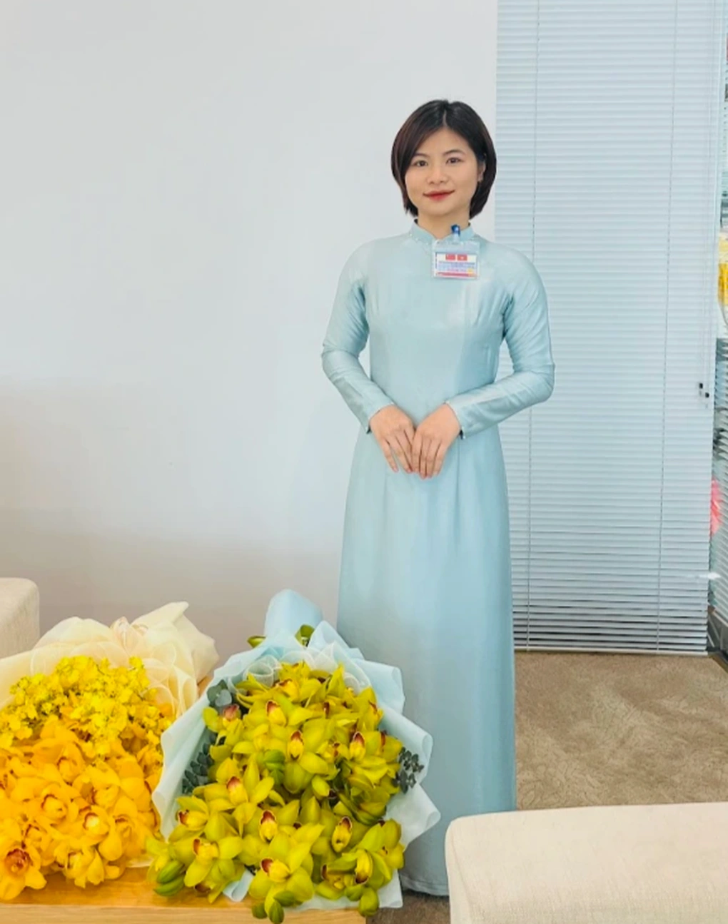 Nữ sinh gây sốt khi diện áo dài, tặng hoa cho chủ tịch Tập Cận Bình ở Việt Nam, danh tính gây tò mò - Hình 2