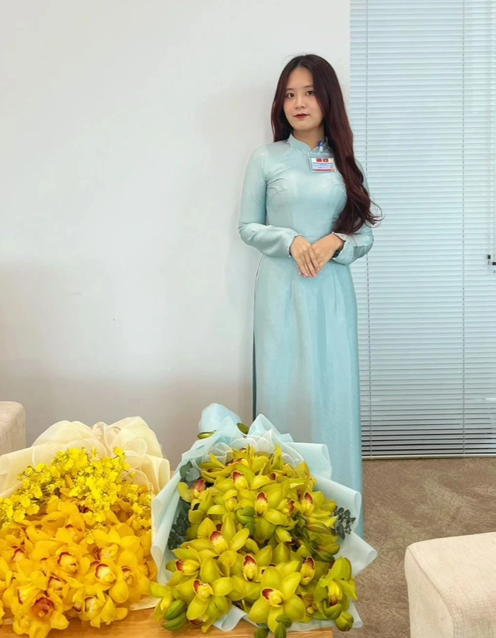 Nữ sinh gây sốt khi diện áo dài, tặng hoa cho chủ tịch Tập Cận Bình ở Việt Nam, danh tính gây tò mò - Hình 4