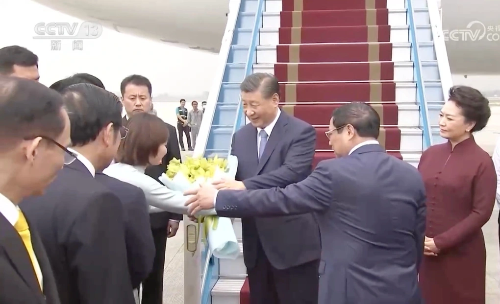 Nữ sinh gây sốt khi diện áo dài, tặng hoa cho chủ tịch Tập Cận Bình ở Việt Nam, danh tính gây tò mò - Hình 1
