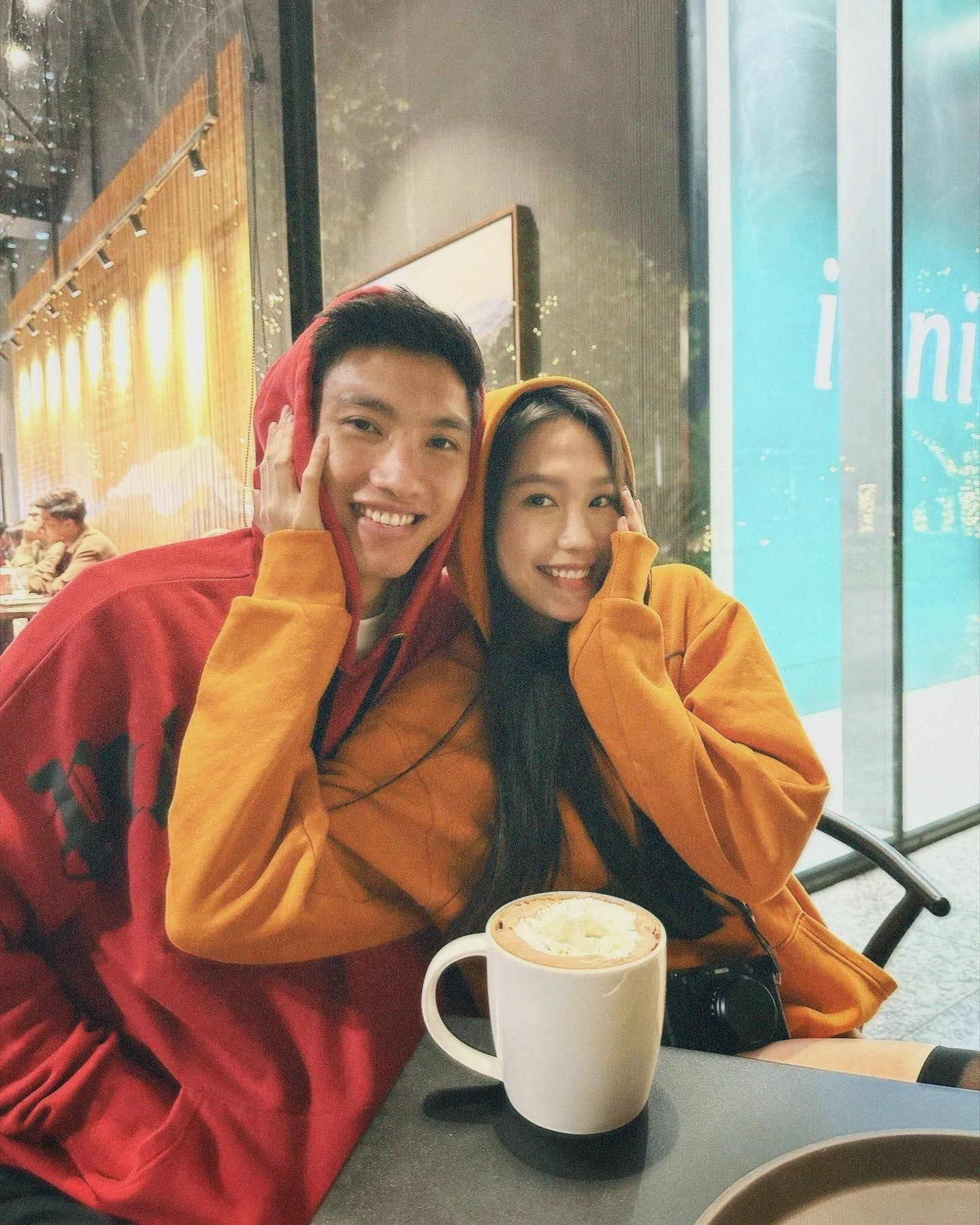 Doãn Hải My tại quê chồng, hết bún cá rồi trà sữa, còn rủ cả chị dâu Đoàn Văn Hậu đi cùng - Hình 1