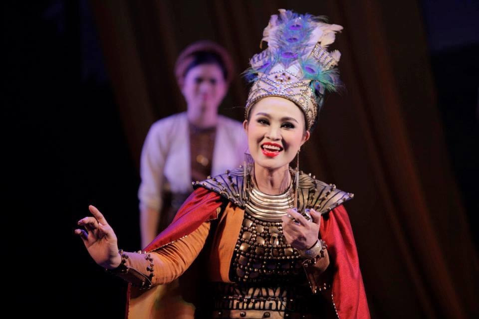 NSND Trần Hoài Thu: Nữ nghệ sĩ chèo trẻ nhất được phong tặng NSND, kết hôn cùng chồng hơn 34 tuổi - Hình 2