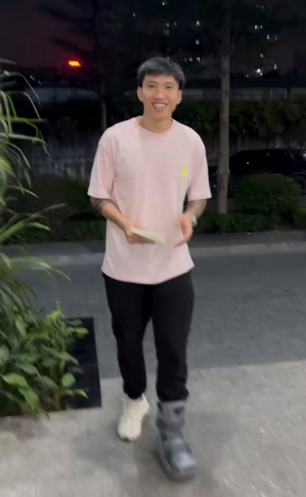 Đoàn Văn Hậu xứng đáng là thành viên hội nể vợ, chấn thương phải đeo nẹp vẫn hộ tống vợ tung tăng - Hình 1