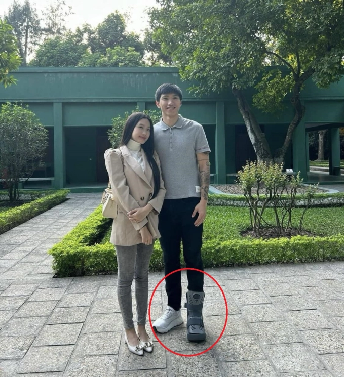 Đoàn Văn Hậu xứng đáng là thành viên hội nể vợ, chấn thương phải đeo nẹp vẫn hộ tống vợ tung tăng - Hình 2