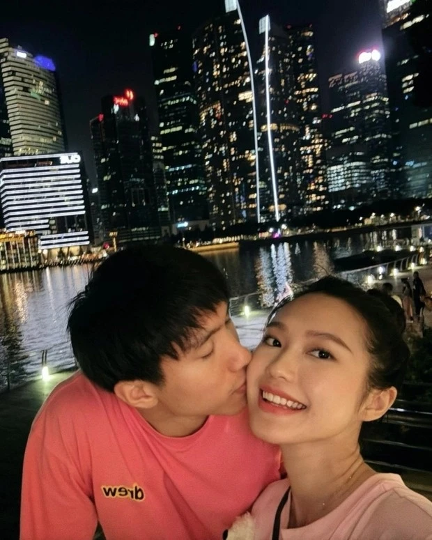 Đoàn Văn Hậu xứng đáng là thành viên hội nể vợ, chấn thương phải đeo nẹp vẫn hộ tống vợ tung tăng - Hình 4