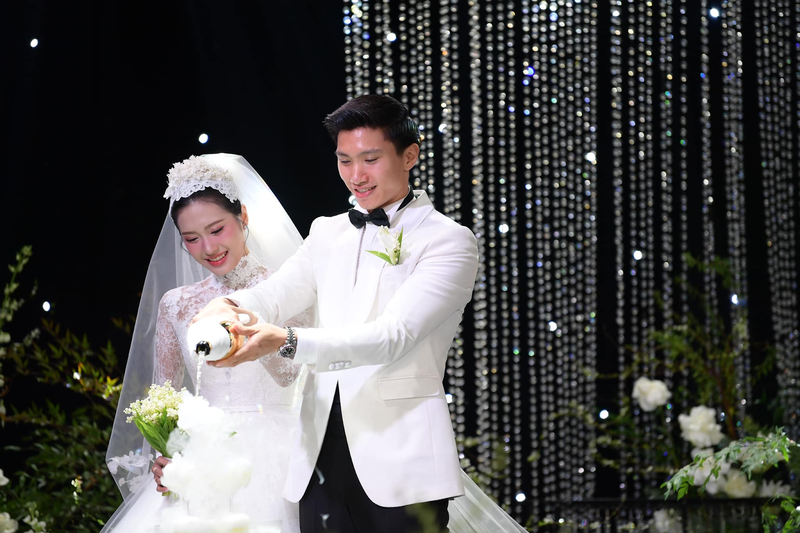Đoàn Văn Hậu xứng đáng là thành viên hội nể vợ, chấn thương phải đeo nẹp vẫn hộ tống vợ tung tăng - Hình 5