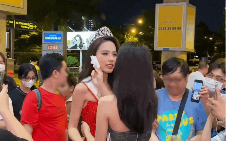 Ngọc Hằng về Việt Nam trình làng vương miện Á 2 MIC, Minh Kiên để mặt mộc chặt chém nhan sắc - Hình 5