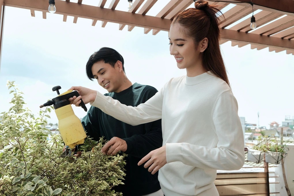 Bà xã Hồ Quang Hiếu hiếm hoi lộ diện sau đám hỏi, được chồng làm 1 điều khiến netizen ngưỡng mộ - Hình 6