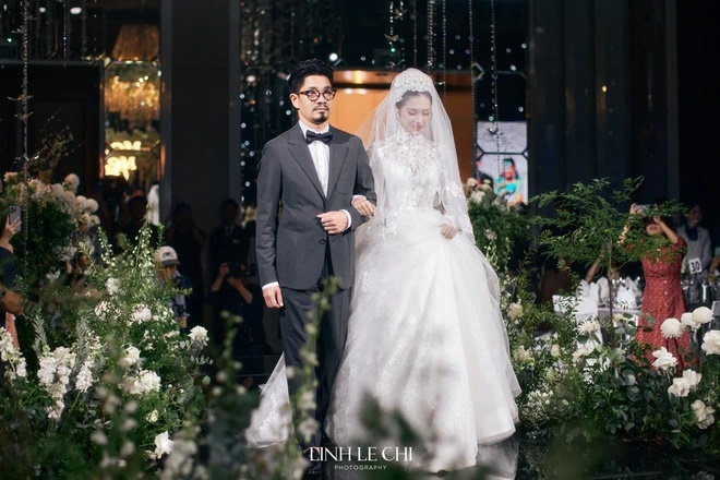 Bố Doãn Hải My lạnh lùng suốt 2 đám cưới của ái nữ, bỗng thái độ lạ khi nghe nhắc đến Đoàn Văn Hậu - Hình 1