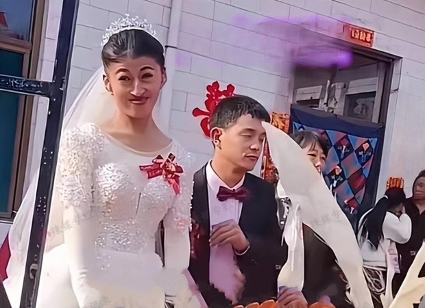 Cô dâu bị khách mời cười cợt, ví nhan sắc như quái vật, chú rể nói đúng 1 câu ai nấy liền xấu hổ - Hình 1