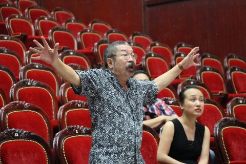 NSND Lê Hùng: Con sói già sân khấu, từng 6 lần kết hôn, hiện tại viên mãn với vợ kém 32 - Hình 2