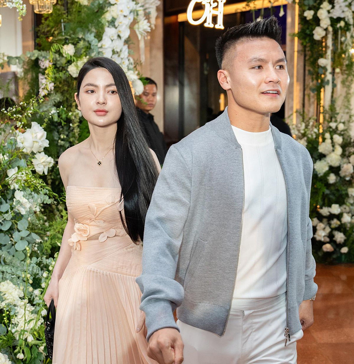 Quang Hải bảnh bao đi dạm ngõ Chu Thanh Huyền, diện suit cực soái, vừa đến đã nựng má vợ sắp cưới - Hình 1