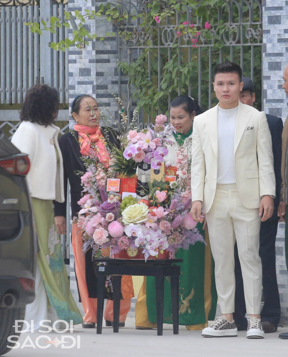 Quang Hải bảnh bao đi dạm ngõ Chu Thanh Huyền, diện suit cực soái, vừa đến đã nựng má vợ sắp cưới - Hình 2