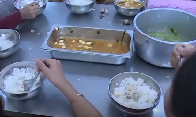 Vụ 11 học sinh ăn 2 gói mì chan cơm: Bộ GD-ĐT vào cuộc, VTV lại phát hiện mập mờ tiền hỗ trợ sách vở - Hình 1