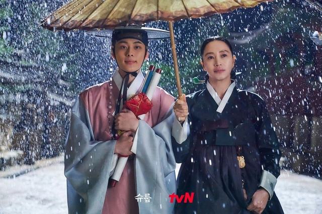 Chíp Em Yoo Seon Ho: từ thực tập sinh thần tượng non nớt đến vai chính Bỗng Dưng Trúng Mánh - Hình 7