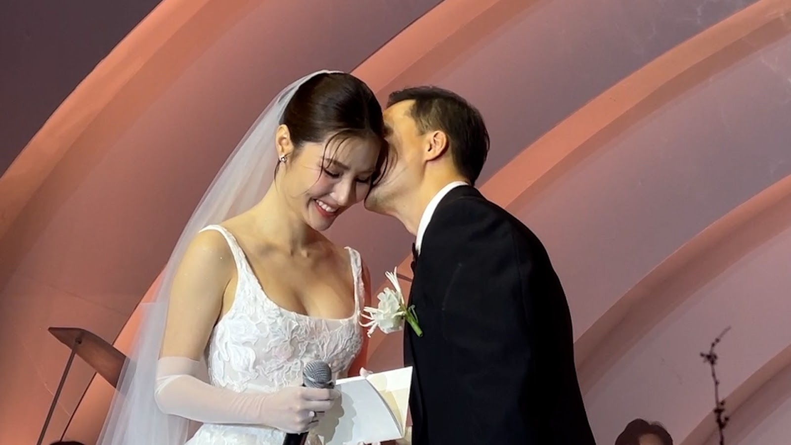 Đám cưới Diễm My 9X: Cô dâu khóc nấc trên sân khấu, bụng bị soi vì bị đồn có tin vui với chồng - Hình 6